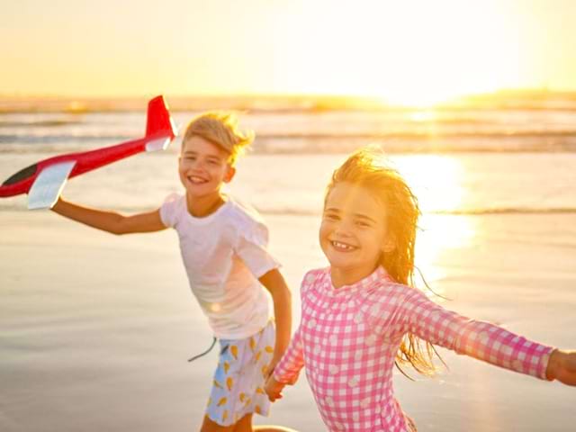 Deux jeunes enfants en colo de vacances à la mer cet été 