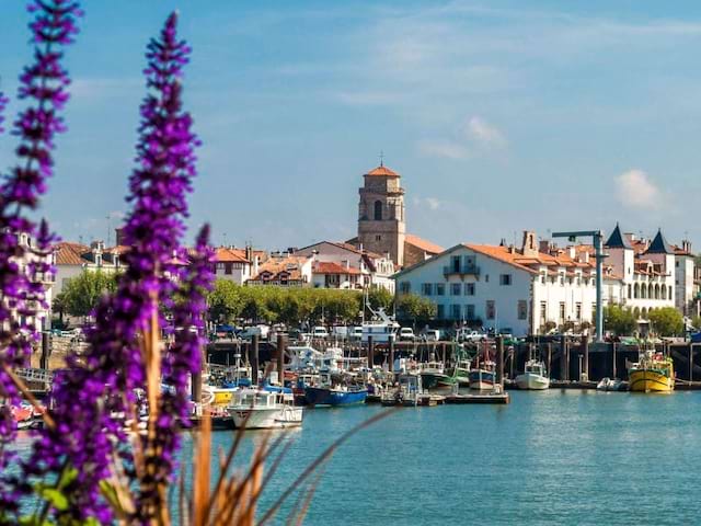 Ville de Saint Jean de Luz en colonie de vacances balade au pays basque cet été pour ados