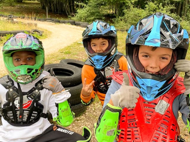 Jeunes garçons en colo de vacances moto et multi activités cet été à Hauteluce