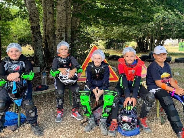 Groupe de jeunes après leur session de moto électrique en colonie de vacances multi activités cet été à Hauteluce