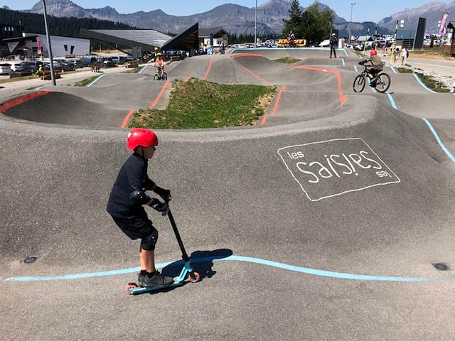 Pumptrack en colo de vacances cet été à Hauteluce