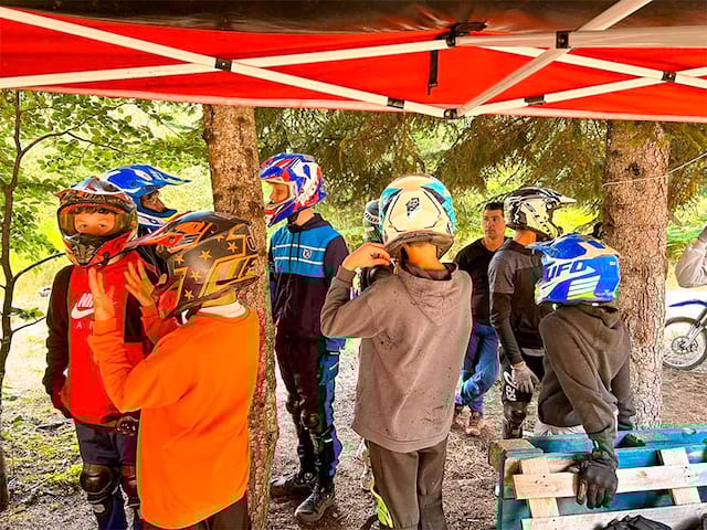 Session moto en colo de vacances cet été à Hauteluce