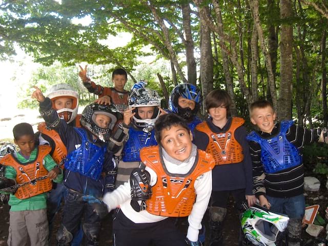 Jeunes qui font de la moto en colo de vacances cet été à Hauteluce