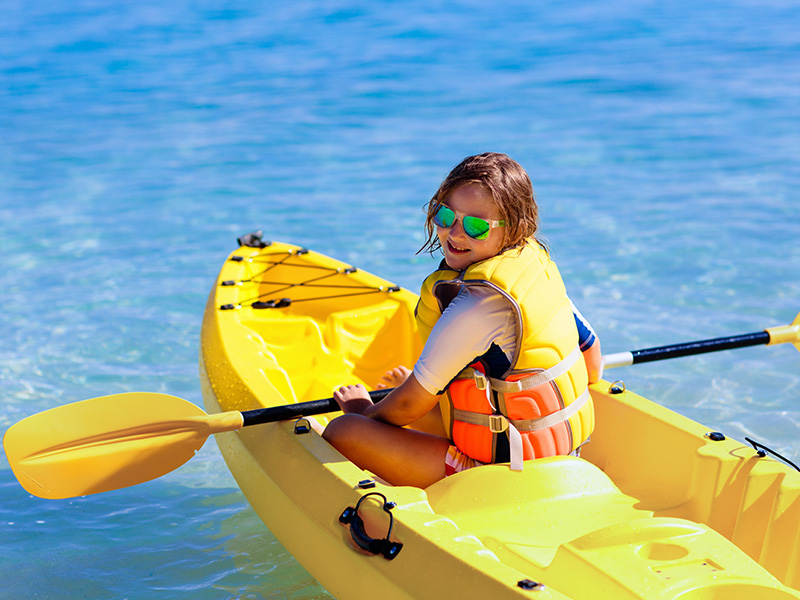Enfant kayak en mer en séjour pour enfants et adolescents
