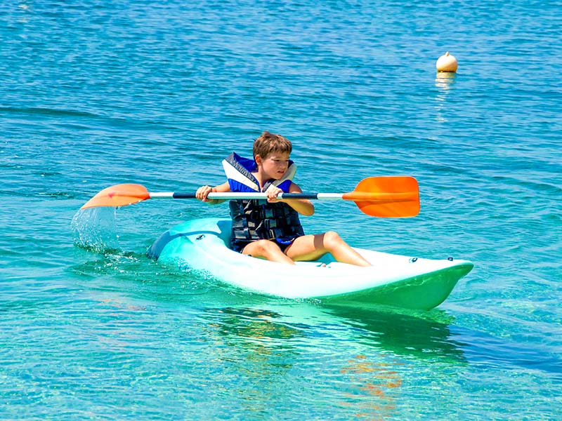 Enfant canoe kayak a la mer en colonie de vacances