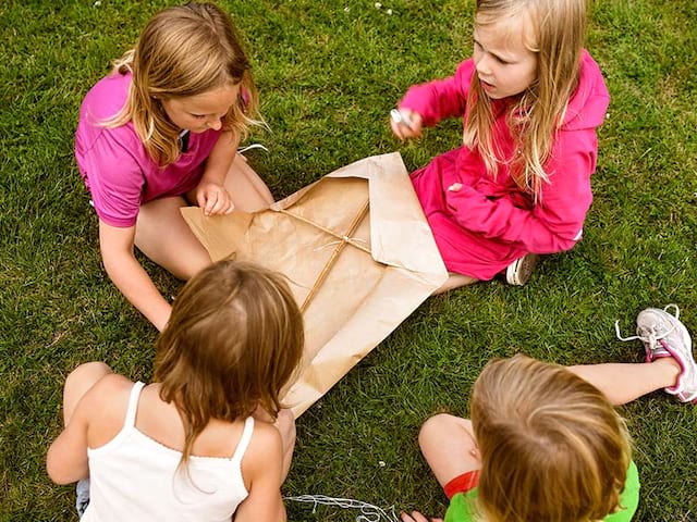 enfants apprenant à faire leur propre cerf volant en colonie de vacances été