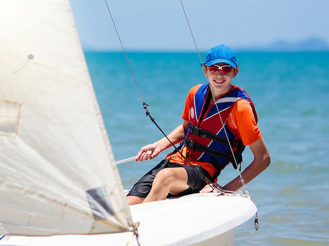 voile préado en colonie de vacances à la mer