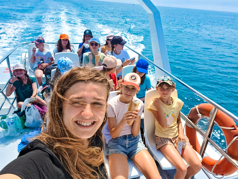 animatrice de colonie de vacances et enfants bateau mer mediterranée palavas les flots