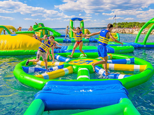 Aqua jump parc aquatique oalavas colonie de vacances