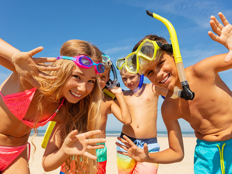 Enfants à la plage à palavas colonie de vacances