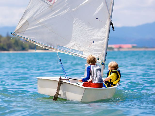 Enfants en colonie de vacances a la mer