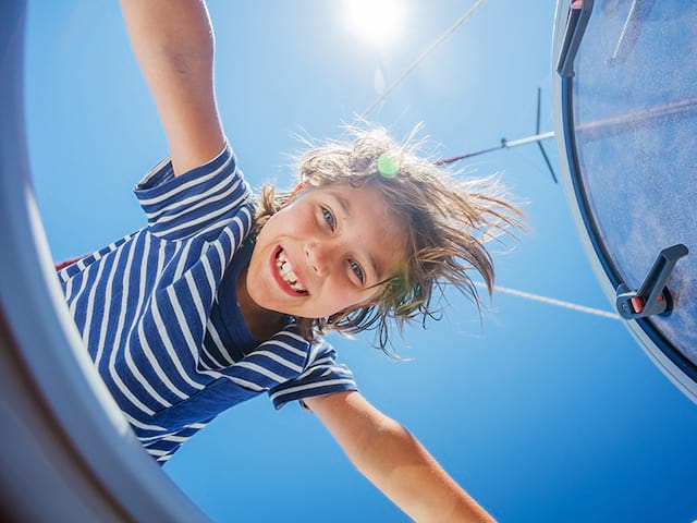 enfant sur bateau mer mediterranée en colonie de vacances