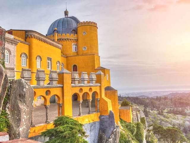 Vue sur les chateaux colorés au Portugal en colo de vacances cet été 