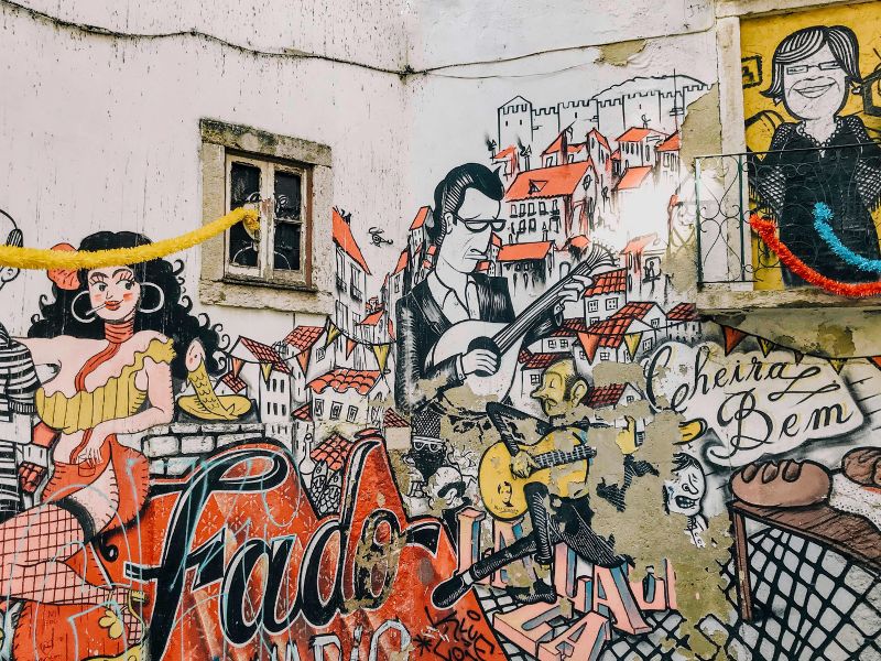 Fresque et tags colorés dans les rues de Lisbonne en colonie de vacances itinérante cet été