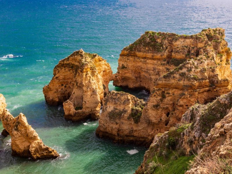 Falaises de l’Algarve en colo de vacances itinérante au Portugal cet été pour ados