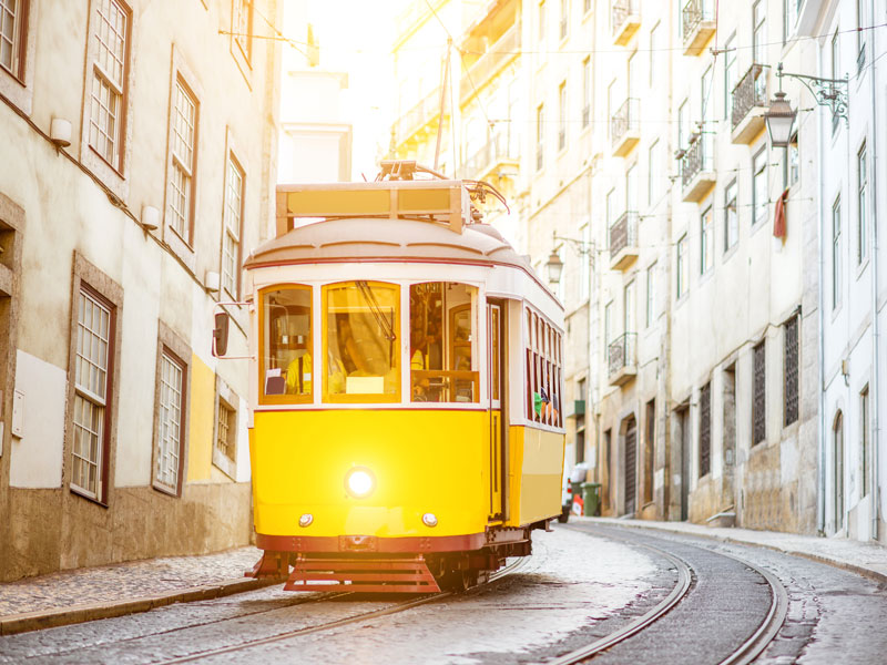 Vue dans les rues de Lisbonne en colonie de vacances itinérante en colo Bom Dia Portugal pour ados