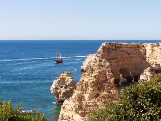 Falaises de l’Algarve en colo de vacances itinérante au Portugal cet été pour ados