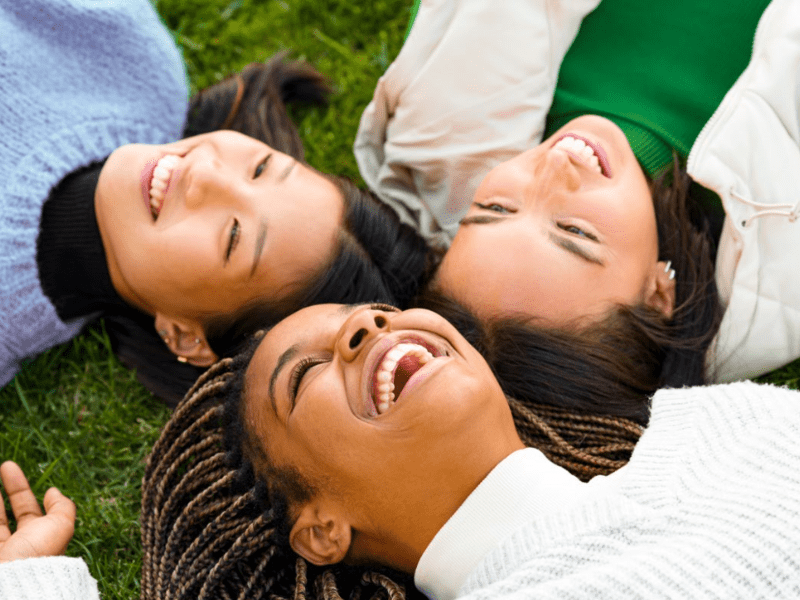 3 jeunes filles en colo de vacances Bom Dia Portugal cet été 