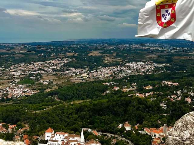 Vue sur Sintra et ses alentours depuis les monts environnants