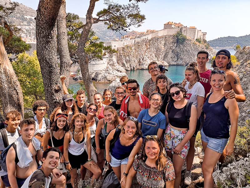 Groupe d'ados en colonie de vacances en Croatie