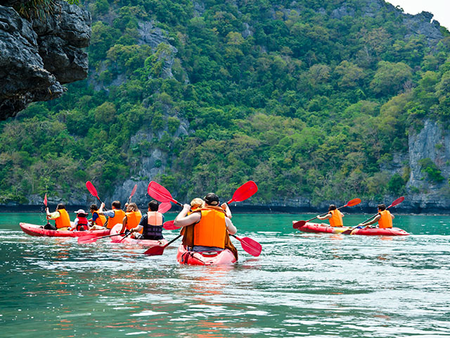 groupe d'adolescents faisant du canoë kayak dans les gorges du verdon 