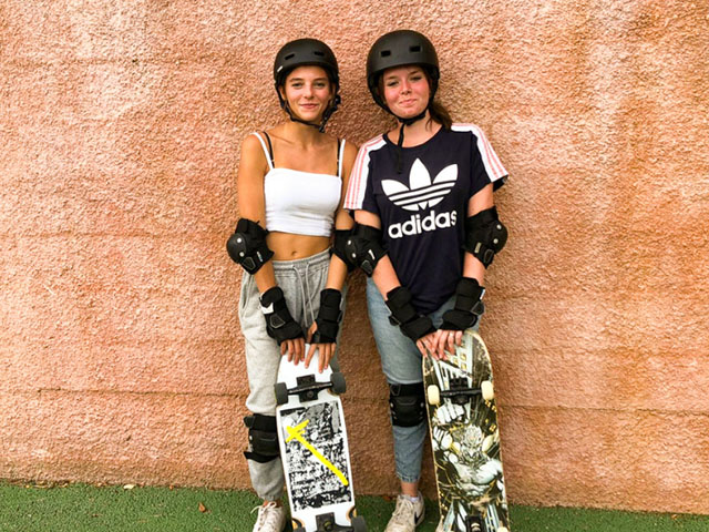 deux filles et leurs skates en séjour dans le var été