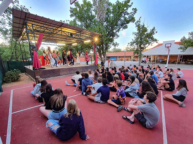jeunes sur le terrain de basket à Bauduen dans le var regardant un spectacle lors d'une veillée