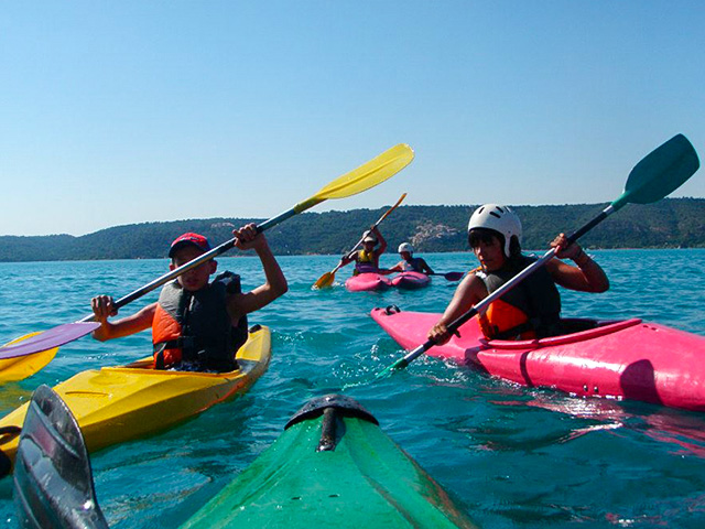 groupe d'ados dans leur canoë lors d'une session dans le var