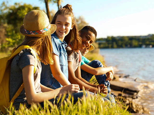 jeunes au bord d'un lac en séjour adolescents cet été
