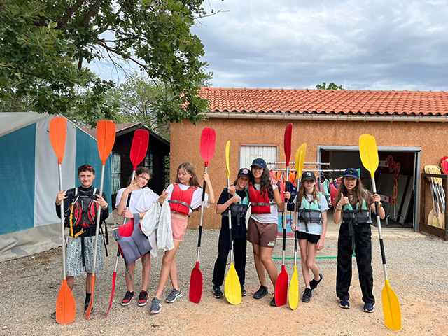 jeunes adolescents et leurs pagaies prêt à faire du canoë kayak
