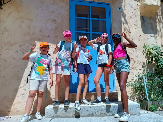 jeunes filles visitant le village de bauduen dans le var pendant leur colonie de vacances