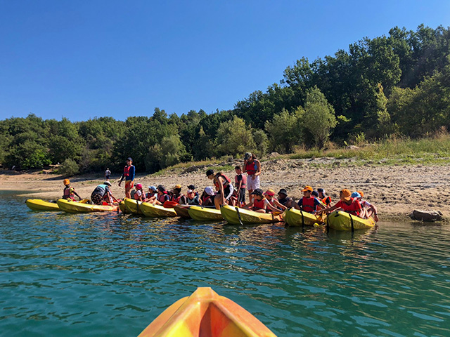 jeunes embarquant à bord de leur canoë kayak sur le lac de sainte croix