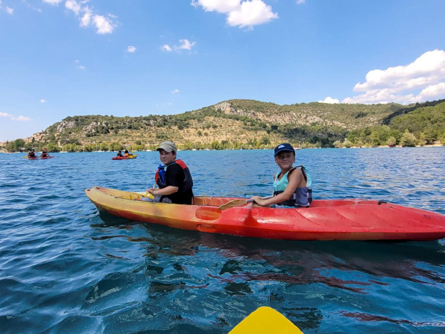 photographie de deux garçons à bord de leur canoë kayak cet été sur le lac de sainte croix