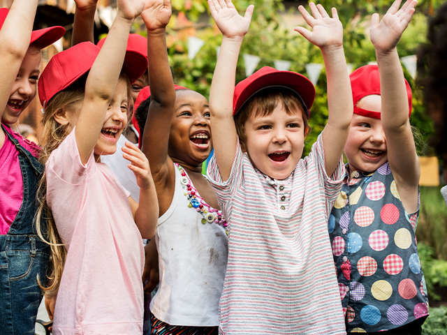 enfants s'amusant pendant leurs vacances d'été en colo dans le var