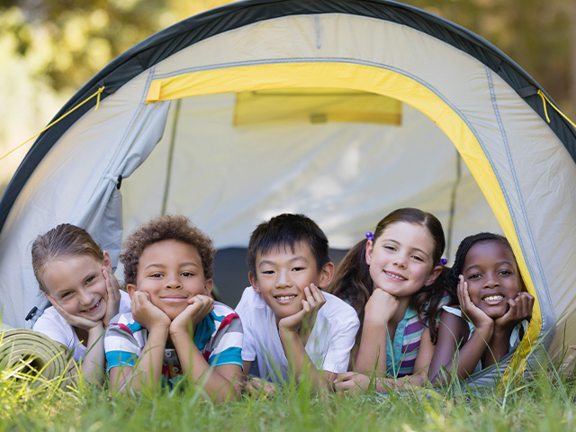 jeunes enfants sous une tente en colo dans le var cet été