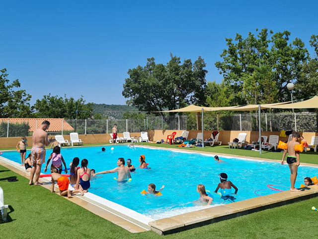 enfants s'amusant dans la piscine du camping où a lieu la colonie de vacances cet été 