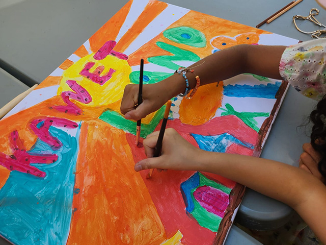 activité peinture en colonie de vacances d'été 