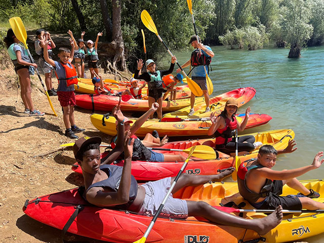 jeunes enfants se préparant à pagayer sur le lac de sainte croix dans les gorges du verdon