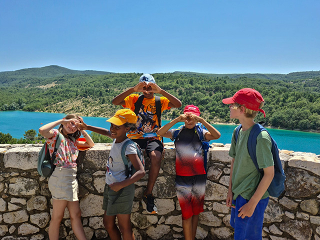 photographie avec des jeunes et une vue sur le lac de sainte croix dans le var