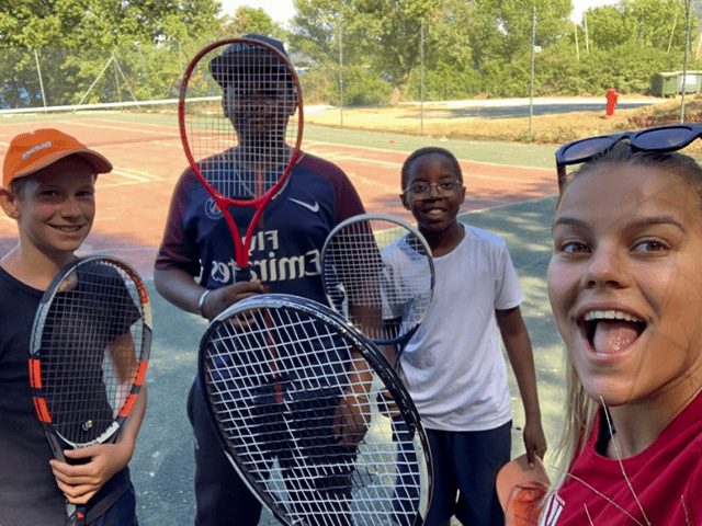 selfie entre une animatrice et des jeunes en colo cet été