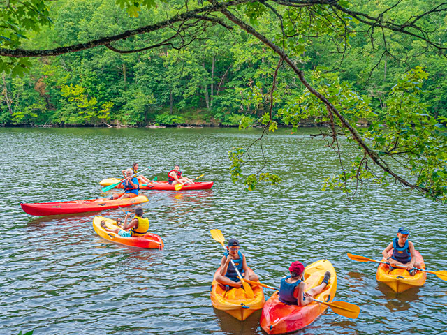 groupe de pré ados faisant du canoë kayak dans le var cet été
