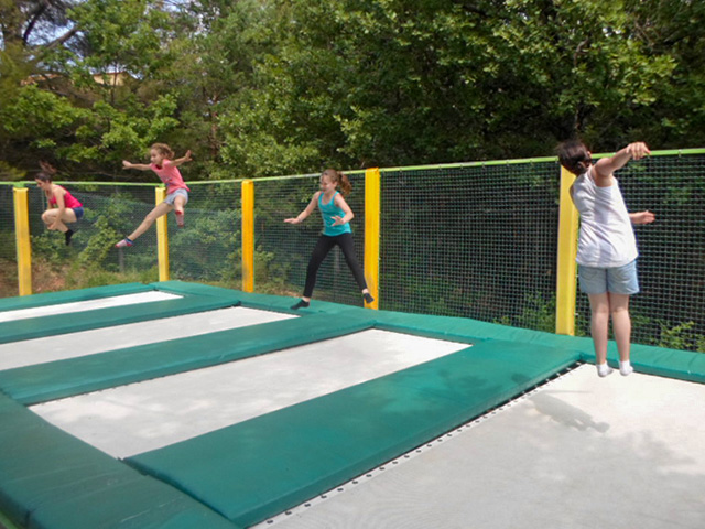 quatre jeunes s'amusant sur un trampoline dans le var cet été