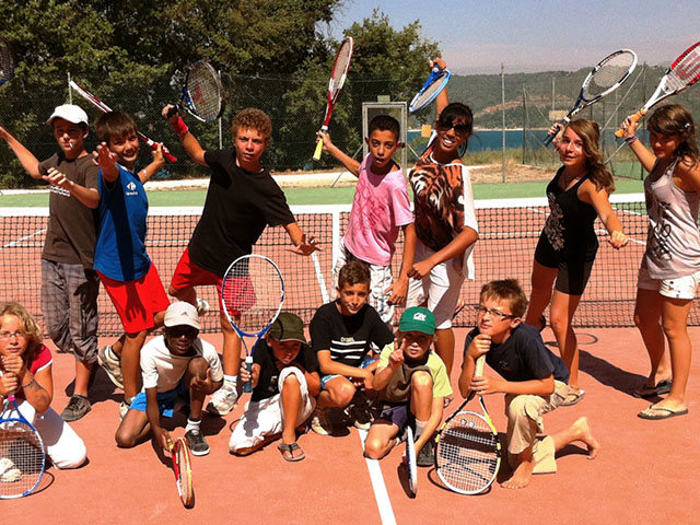 groupe de jeunes lors d'une activité tennis en colonie de vacances
