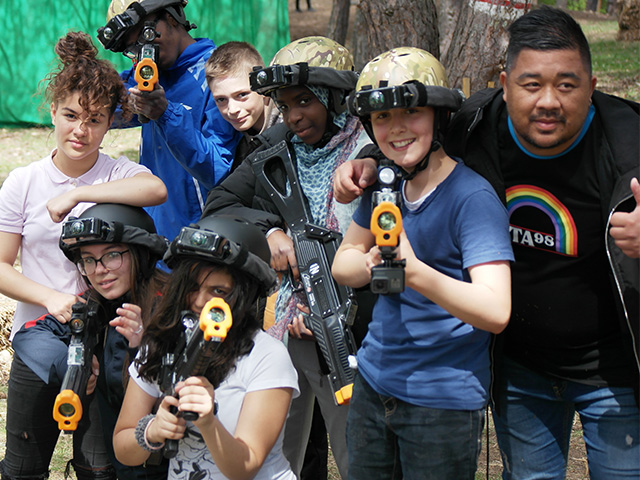 groupe tir laser game exterieur été colonie de vacances