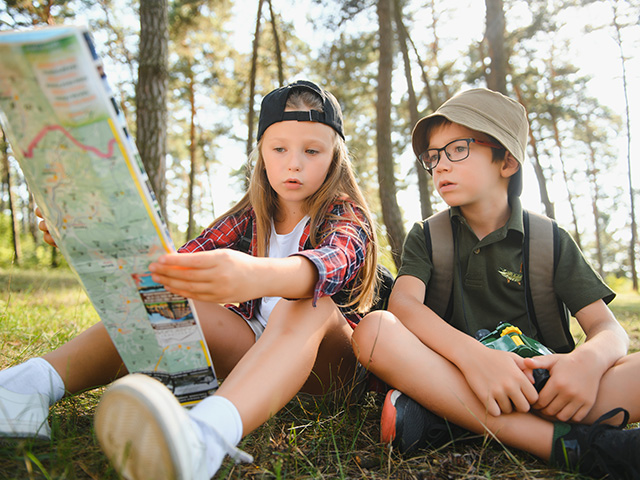 course orientation colonie de vacances carte boussole enfants