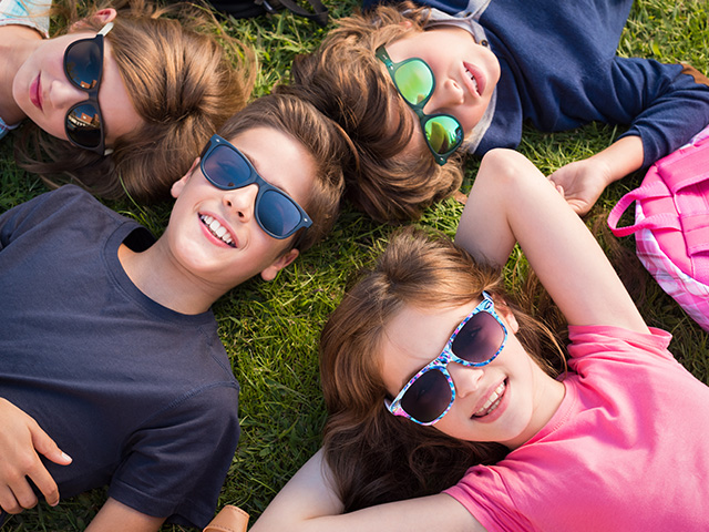 jeunes allongés sur l'herbe en été en voyage itinérant