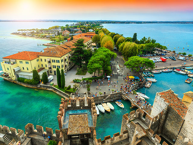 vue sur le lac de garde et sur une ville italienne colo estivale