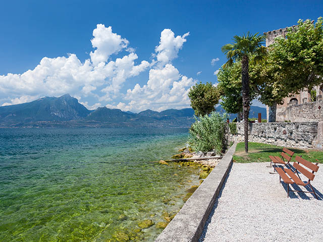 paysage lac de garde plus grand lac d'italie avec une superficie de 367km carrés  