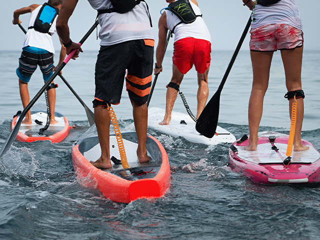 session de paddle sur le lac de garde activités lors d'une colo de vacances 
