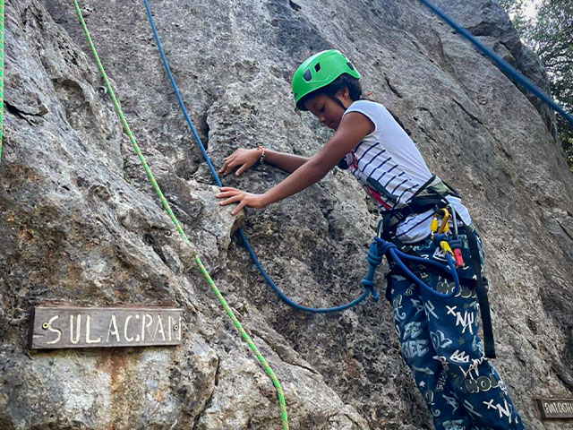 fille 8 ans escalade falaise colonie de vacances été
